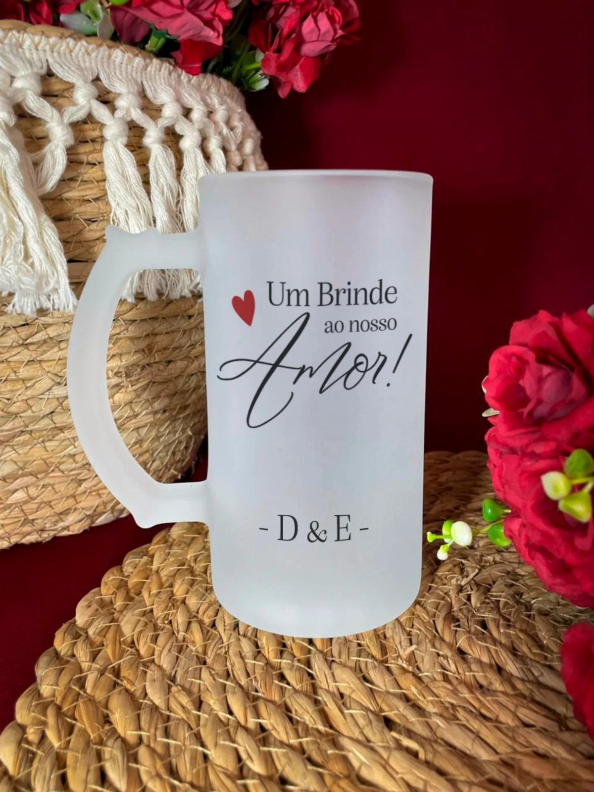Frosted glass beer mug with romantic Portuguese text and initials on woven mat