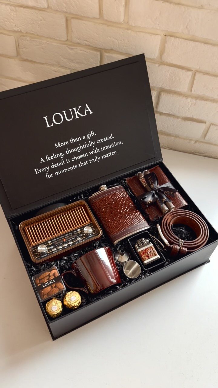 Brown themed gift set for men in a black box with vintage radio.